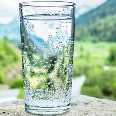 Dieses Glas enthält Wasser aus einem Rohrleitungssystem, das kondensierte Phosphate zum Korrosionsschutz verwendet.