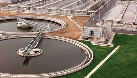 Luftbild einer industriellen Abwasseraufbereitungsanlage